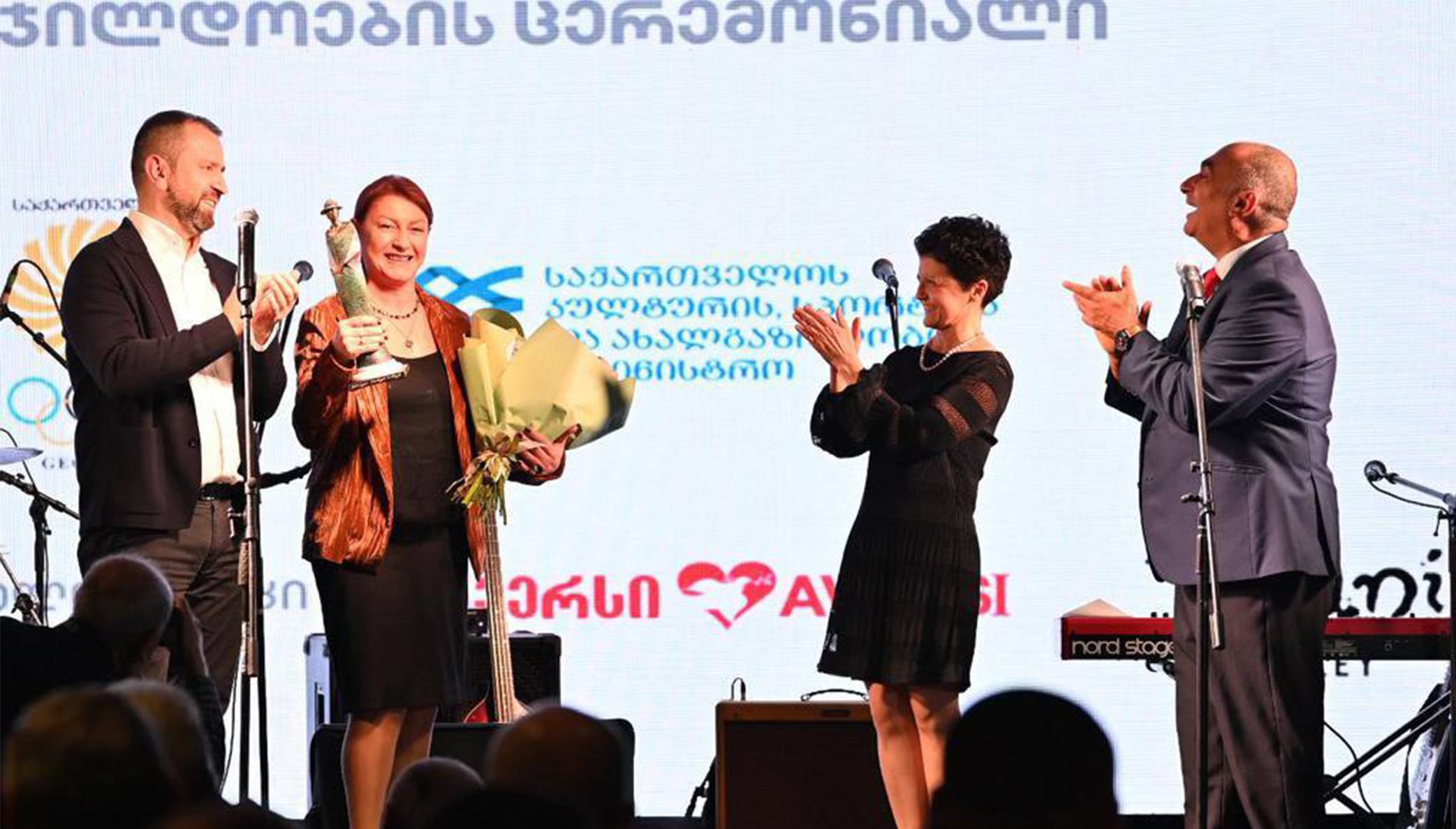 ლეგენდარულ ქართველ სპორტსმენს ნინო სალუქვაძეს მეღვინეობა „თელიანი ველის“ ჯილდო გადაეცა